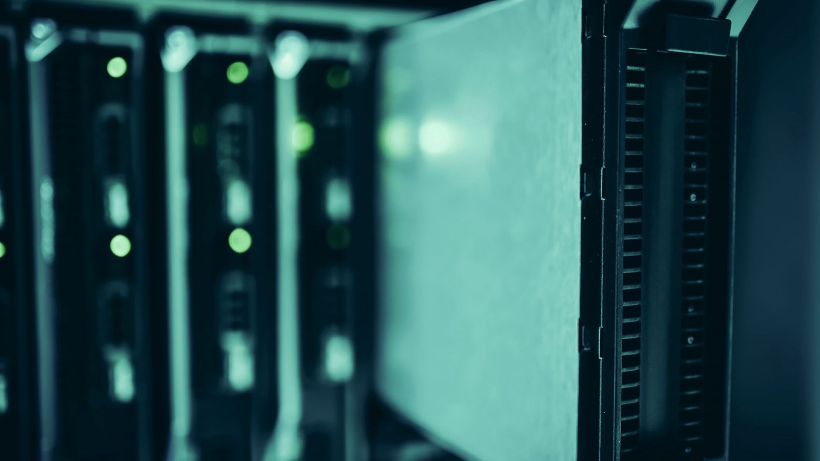 Veritabanı Sunucusu Gereksinimleri 2026: MySQL ve PostgreSQL için RAM, CPU, NVMe